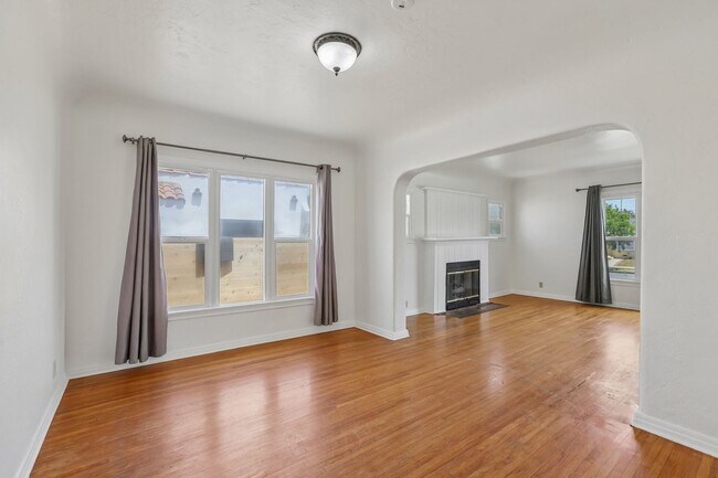Building Photo - 3Bd/2ba Home w/parking in Santa Monica