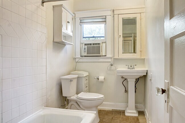 Building Photo - 801 N June St