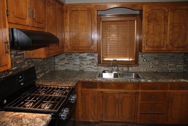 Building Photo - Move in Special - 3bed 2 bath in KCK off T...