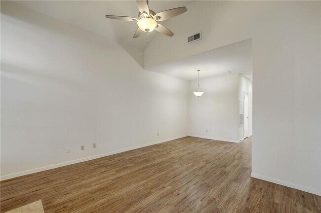 Building Photo - 1910 Robbins Pl