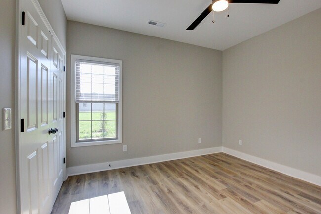 Building Photo - 102 Riverbend Dr