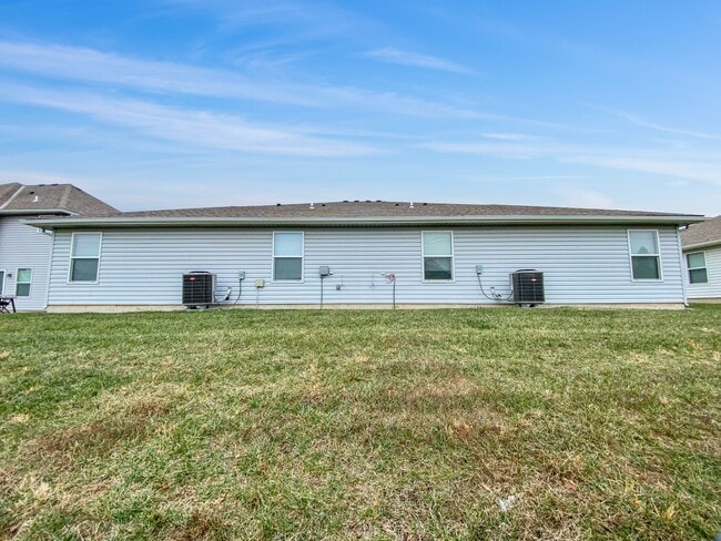 Building Photo - Spacious 3-Bedroom Townhome in Prime Colonial Highlands Location