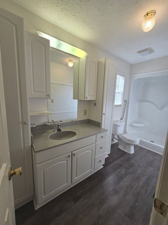 Building Photo - New Listing!!