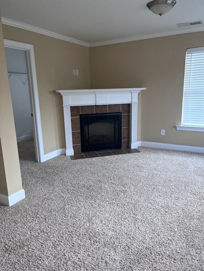 Building Photo - 415 Fernhurst Ln