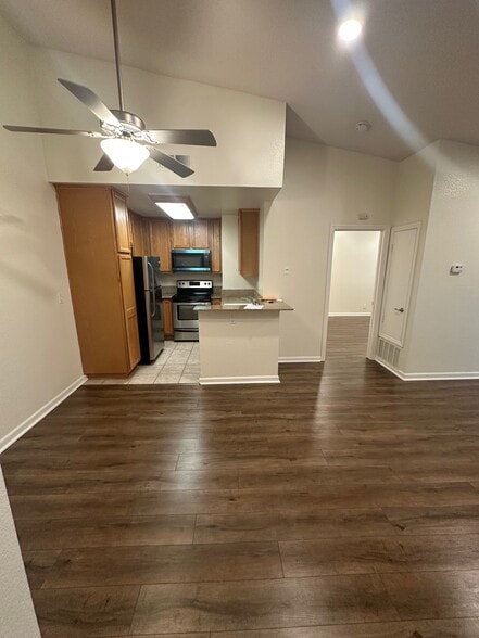 Building Photo - 415 Tyler Pl