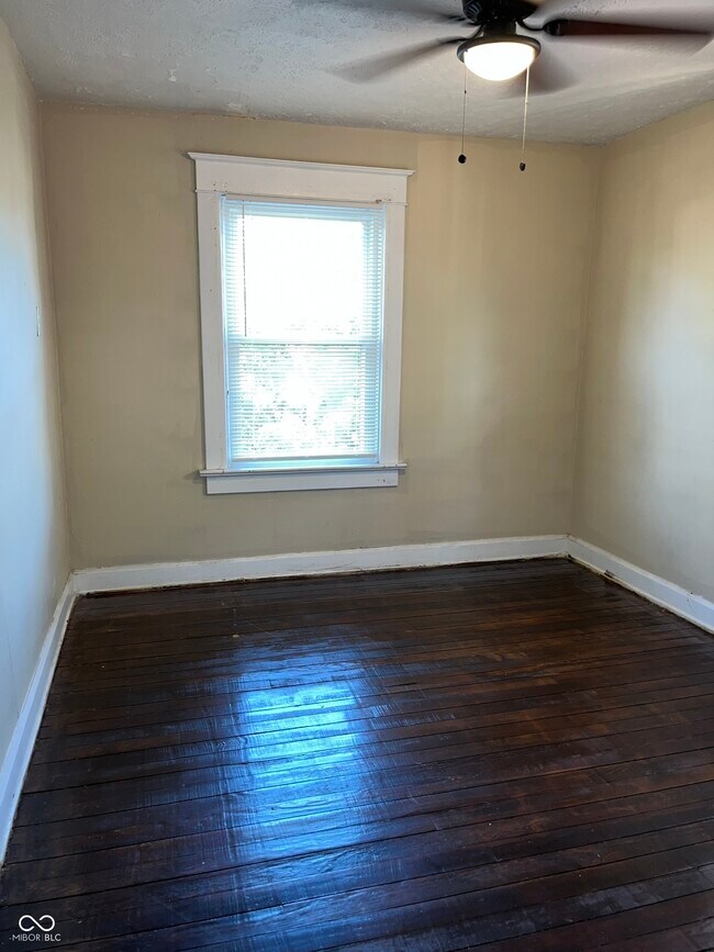 Building Photo - 3179 N Kenwood Ave