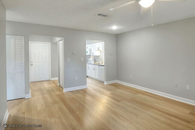 Building Photo - ***1st MONTH RENT FREE! Cute 1 Bedroom Apartment In Eagle Lake