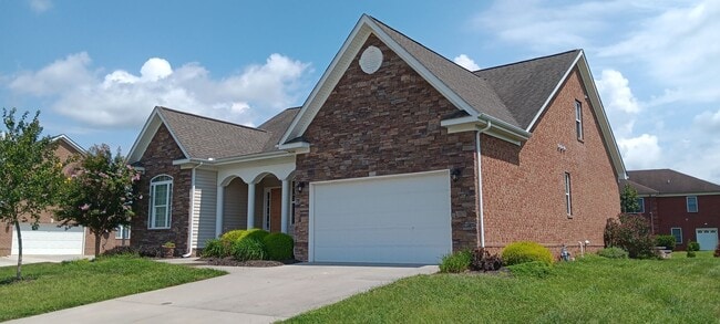 Building Photo - Heron's Landing 4 BD/ 3BTH Available May 14th