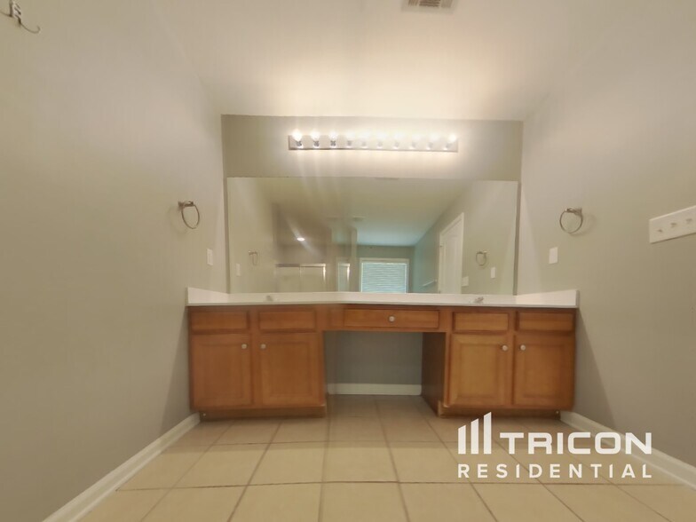 Building Photo - 293 Holbrook Dr