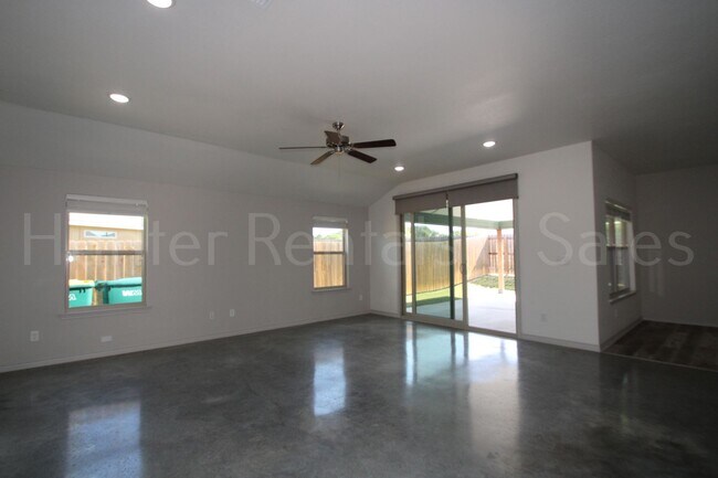 Building Photo - 805 Freedom Cir
