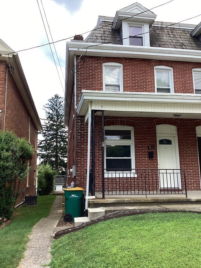 Primary Photo - 231-233 W. Sixth St.