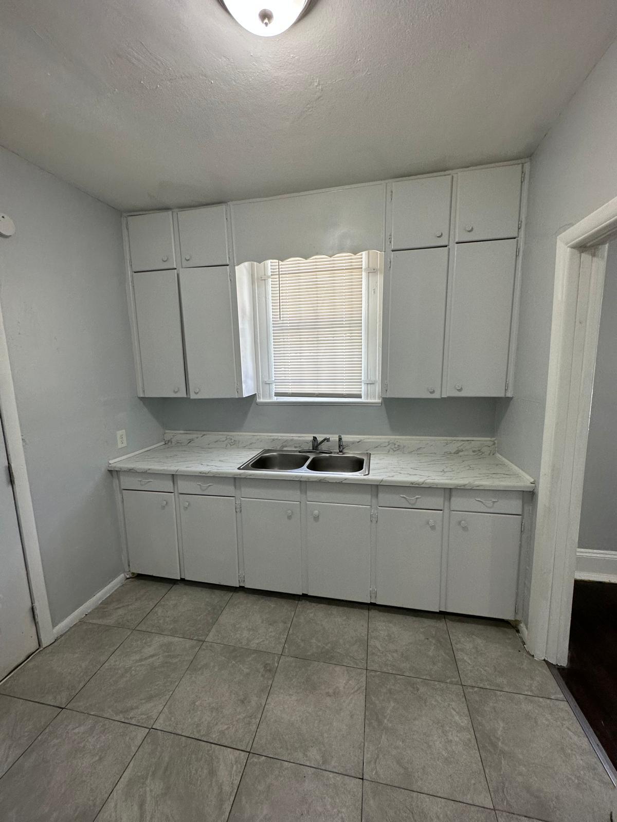 Building Photo - 1555 W 7th St