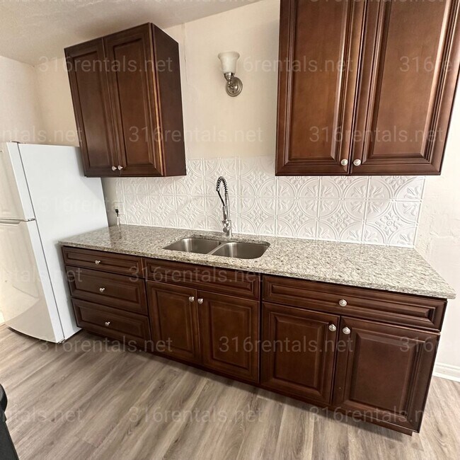 Building Photo - $525 - 1 bed 1 bath - Duplex