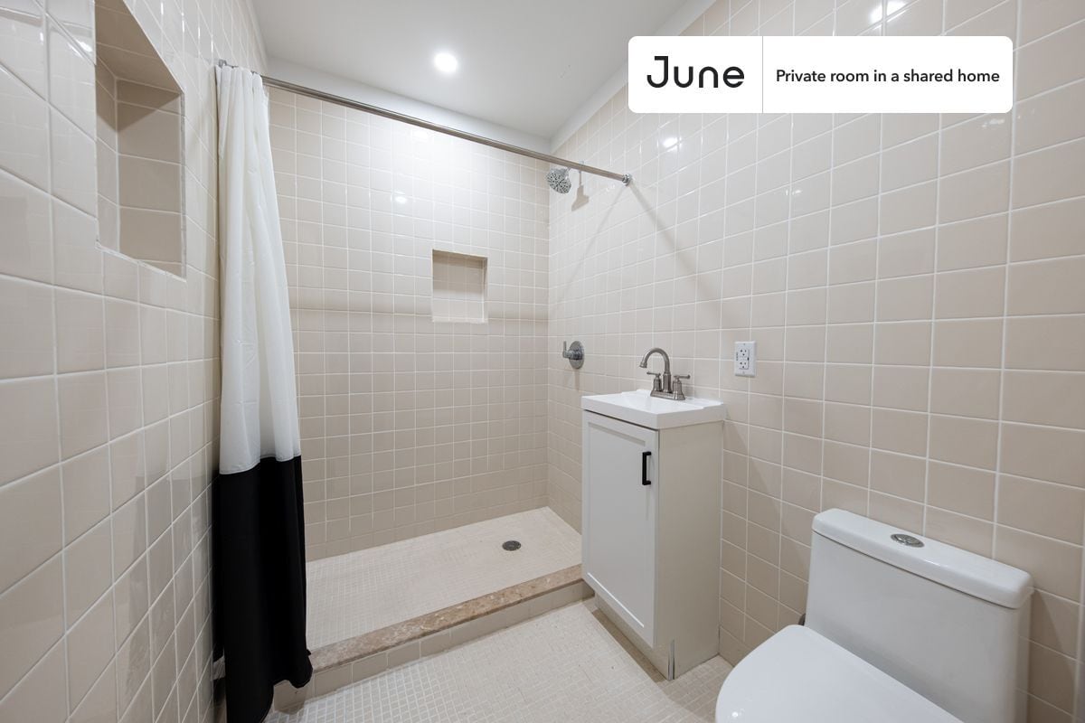 Building Photo - Room in Shared 4 bed/2 bath home