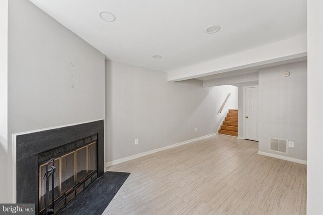 Building Photo - 1581 Woodcrest Dr