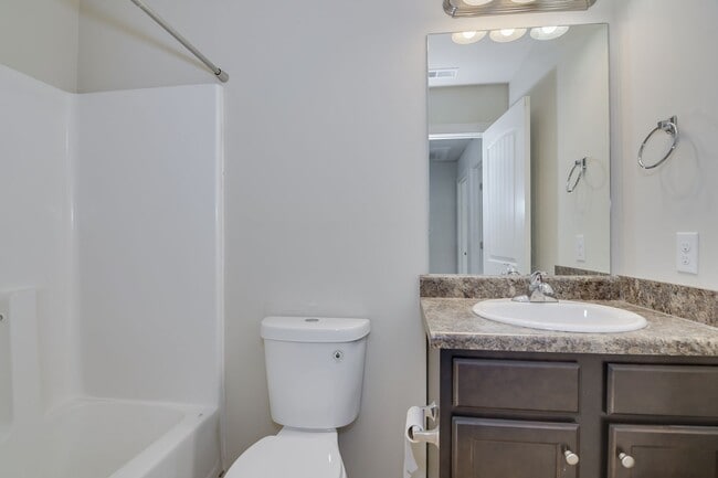 Building Photo - 3 Bedroom 2.5 Bath Townhouse