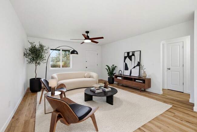 Building Photo - Newly Renovated 2 Bedroom Home