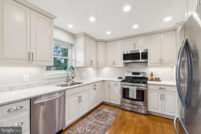 Building Photo - 7412 Farnum St