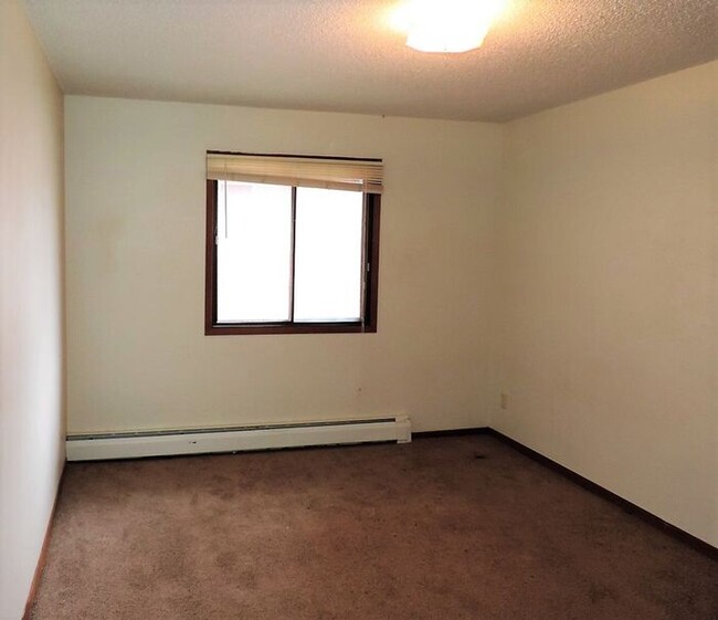 Building Photo - $1,195 | 3 Bedroom, 1 Bathroom 2nd Floor A...