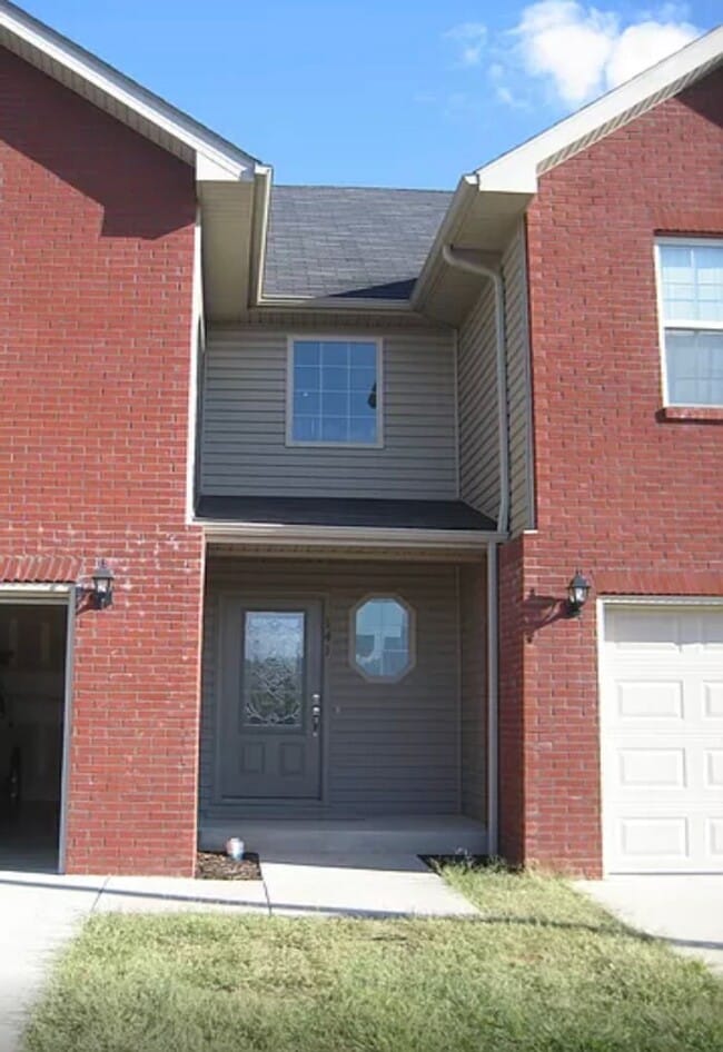 Building Photo - Location!  Price!  Quality!  APPLY!