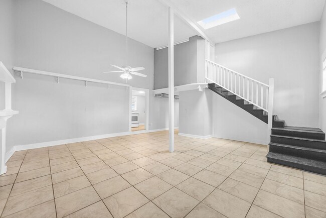 Primary Photo - 112 E Anderson St