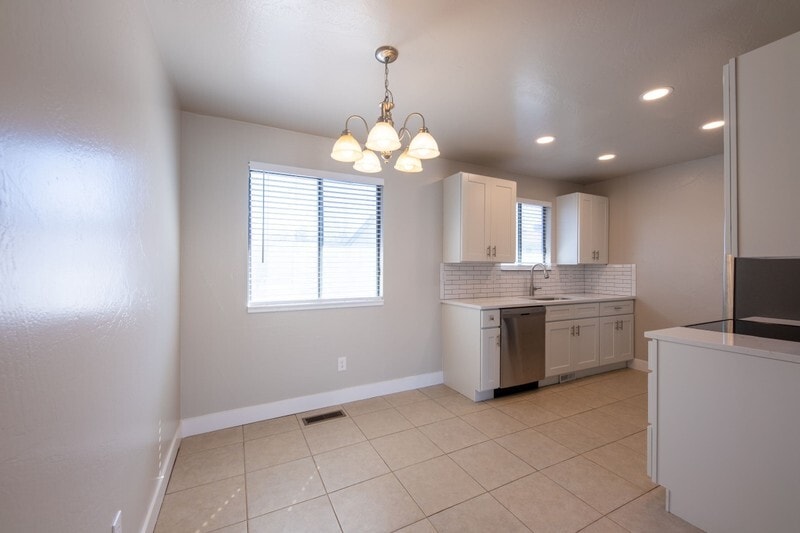 Building Photo - 5235 S Glendon Wy