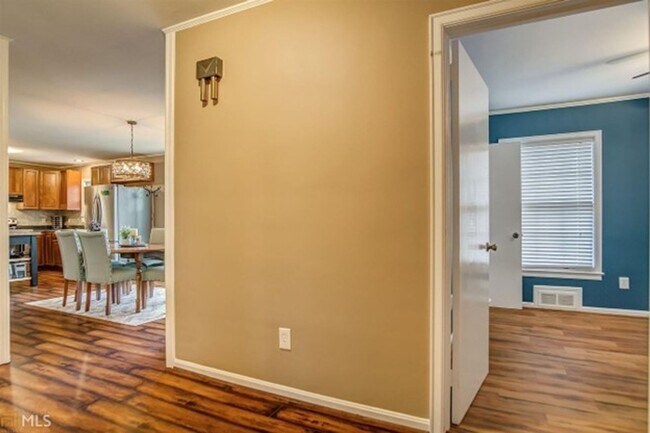 Building Photo - Discover the charm of this cozy single-family home, where your dreams can take shape and flourish!
