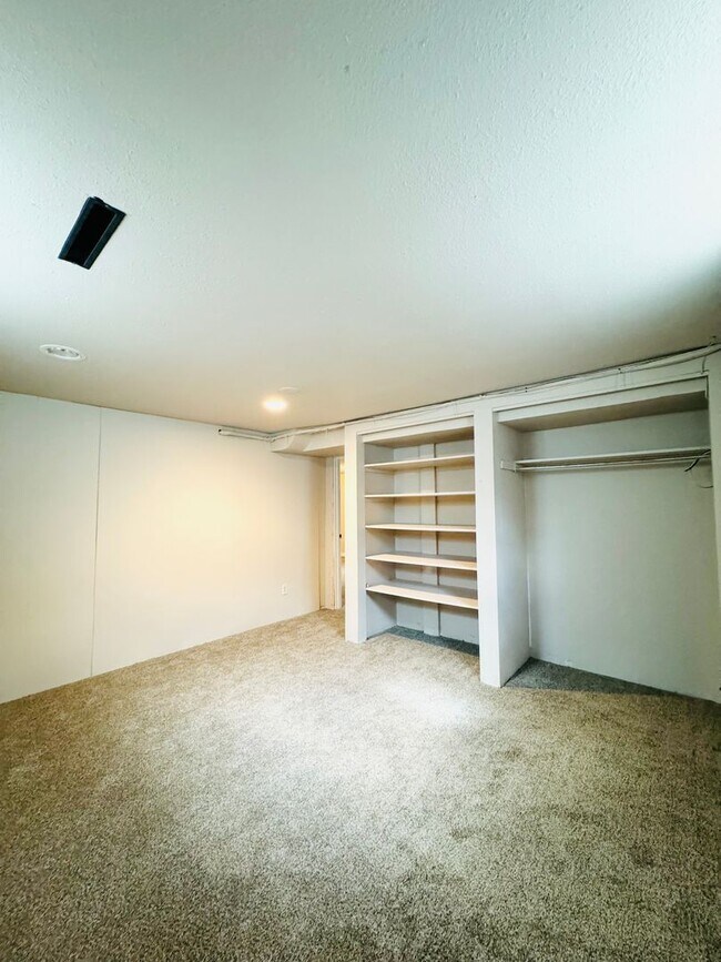 Building Photo - Large 3 Bed, 3 Bath House In Greeley - 4 bonus rooms in basement!