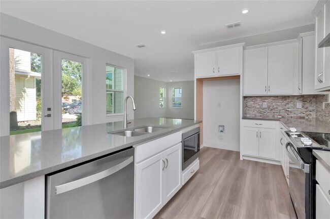 Building Photo - 402 E Oak Ave