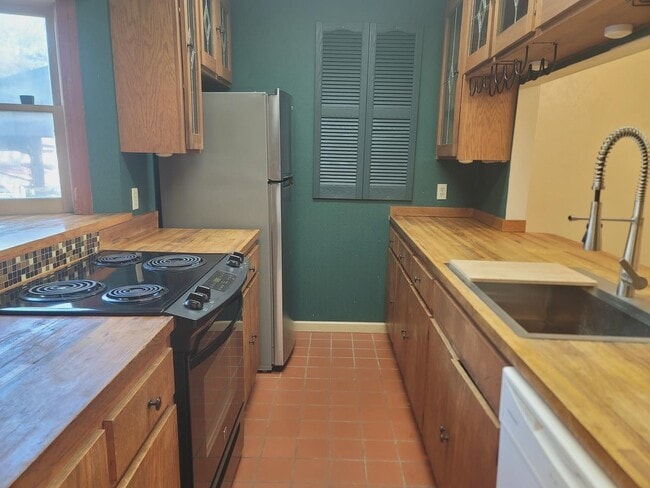 Building Photo - 1832 Fernando Ln