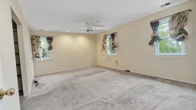 Building Photo - 47 Carriage Rd