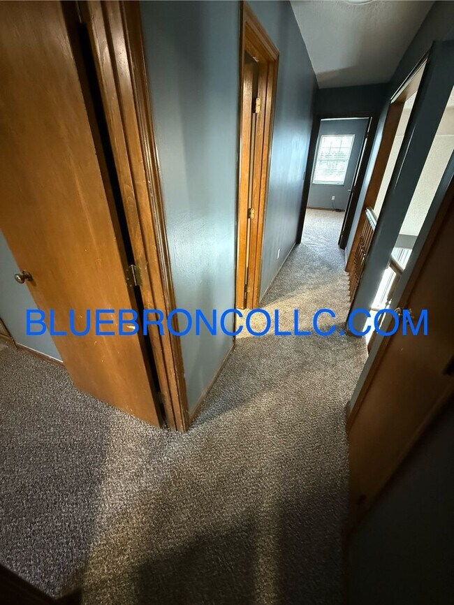 Building Photo - 1002-1006 NW Porter Ct.