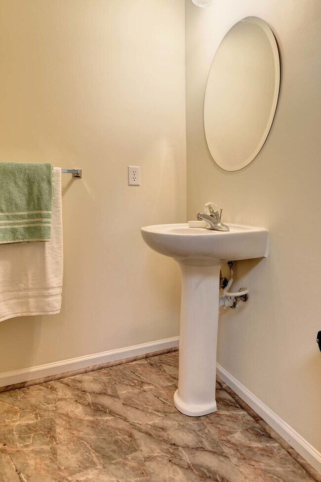 Building Photo - Spacious 3 Bedroom 2.5 Townhome Near Fort Eustis - Granite Kitchen & Fenced In Backyard