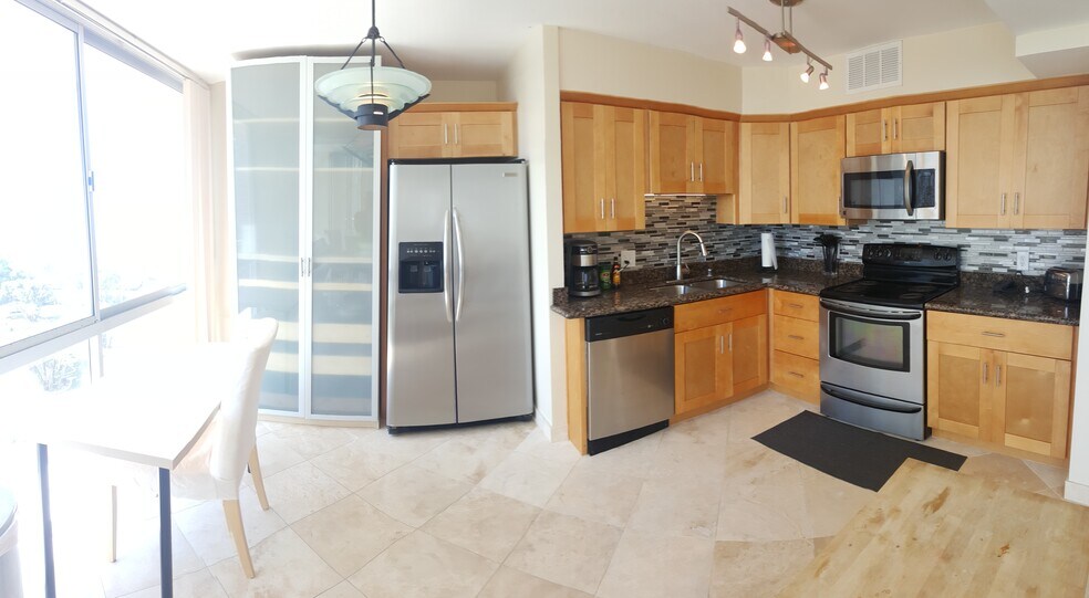 Building Photo - 1710 Avenida del Mundo