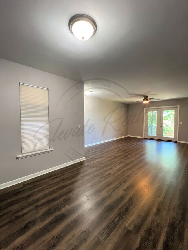 Building Photo - Bright and Airy Second-Floor Apartment with Upgrades and Pet Friendly!
