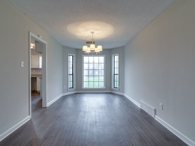 Building Photo - Spacious 3 bedroom/2 bath home available for rent!