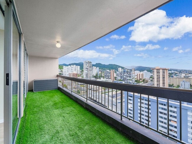 Building Photo - Remodeled Corner 1BR with Ocean & Diamond Head Views, W/D + Parking