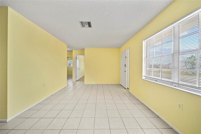 Building Photo - 8247 Saybrook Dr