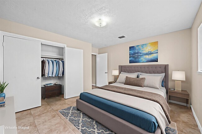 Building Photo - 11111 Longcommon Dr