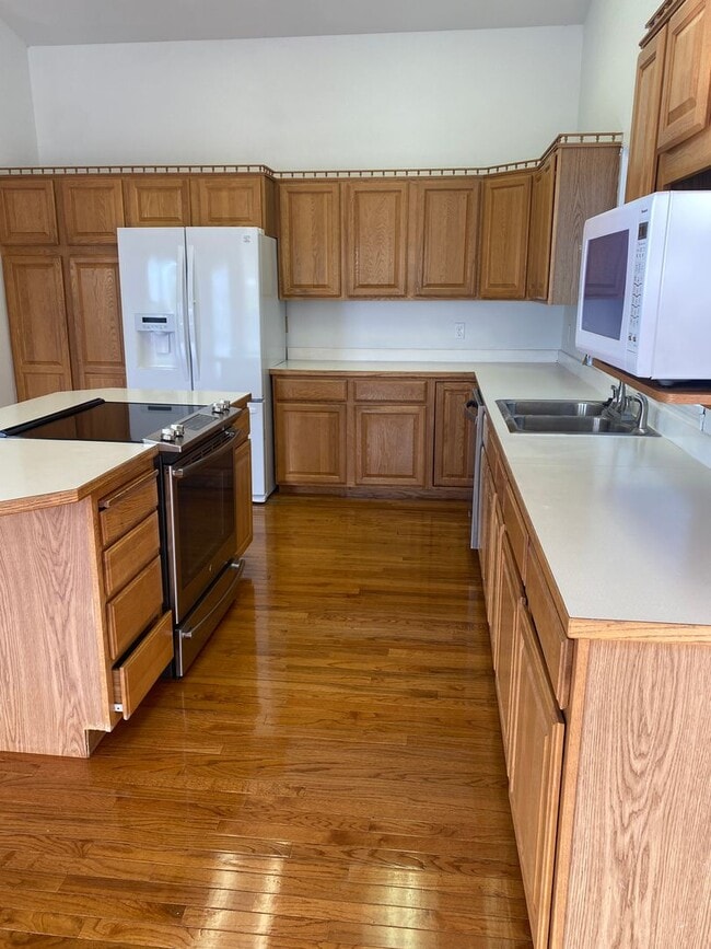 Building Photo - Beautiful Home in The Cove West Community