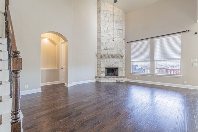 Building Photo - GORGEOUS 4 BED / 2 BATH HOUSE FOR RENT!