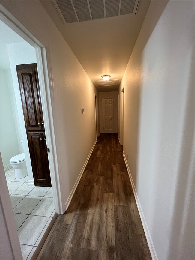 Building Photo - 1607 Mayflower Rd