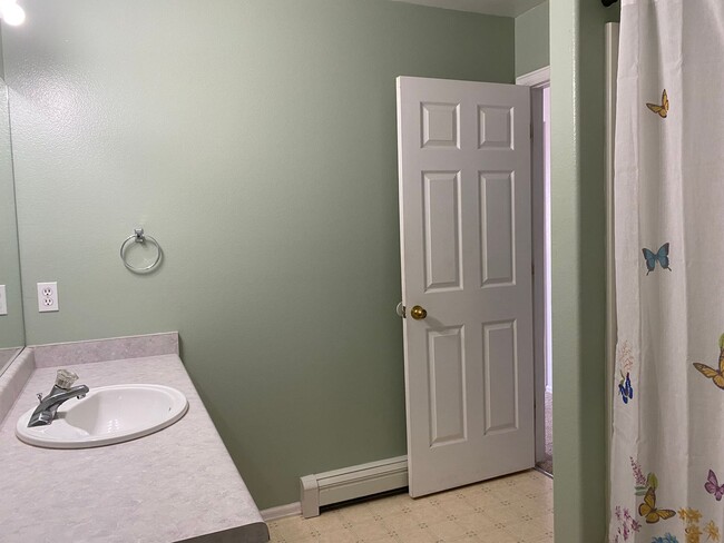 Building Photo - 2 Bed 2 Bath Townhome