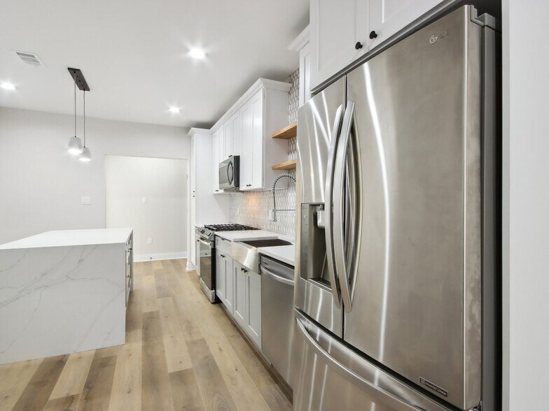 Building Photo - 1904 Calumet St