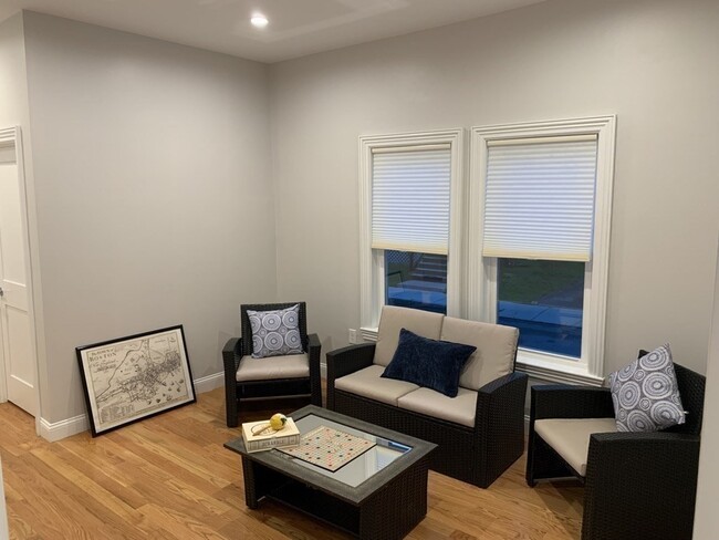 Building Photo - 27 Phillips St