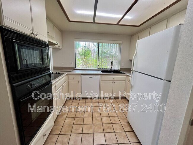 Building Photo - 40120 Sagewood Dr