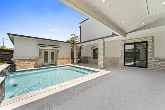 Building Photo - 10070 Cedardale Dr