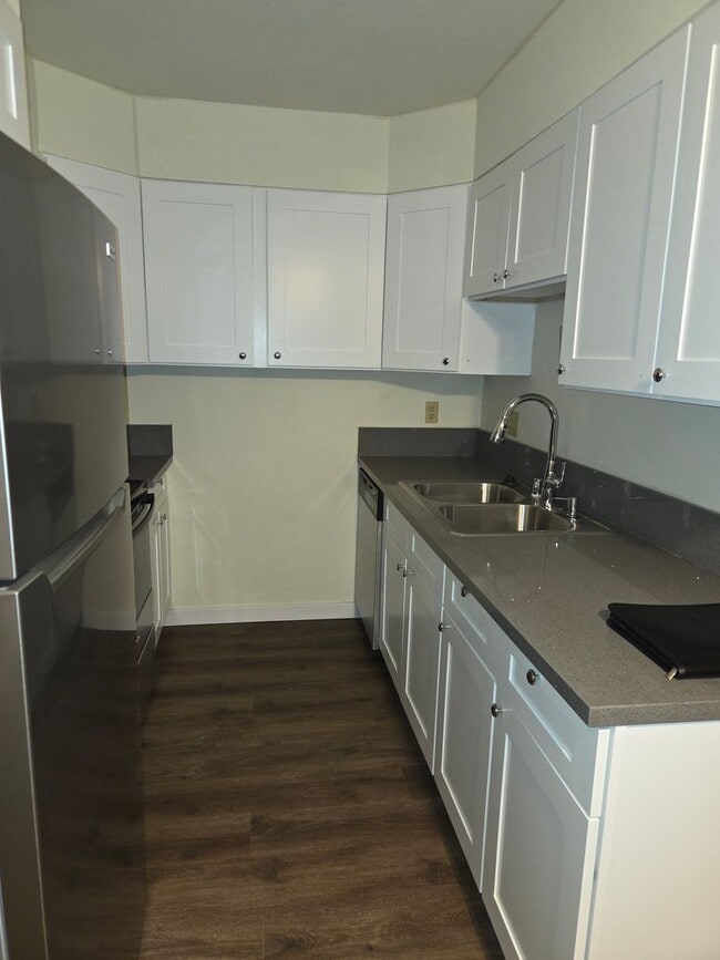 Building Photo - Spacious Townhome!