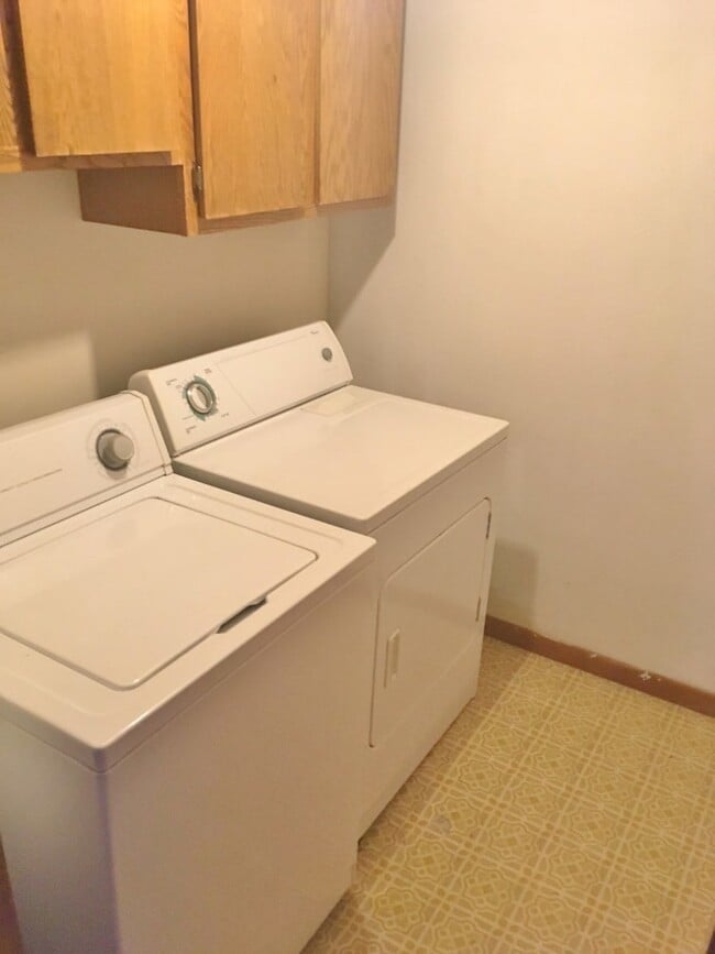 Building Photo - 3 Bedroom, 2 Bath Duplex in North Side Iowa City