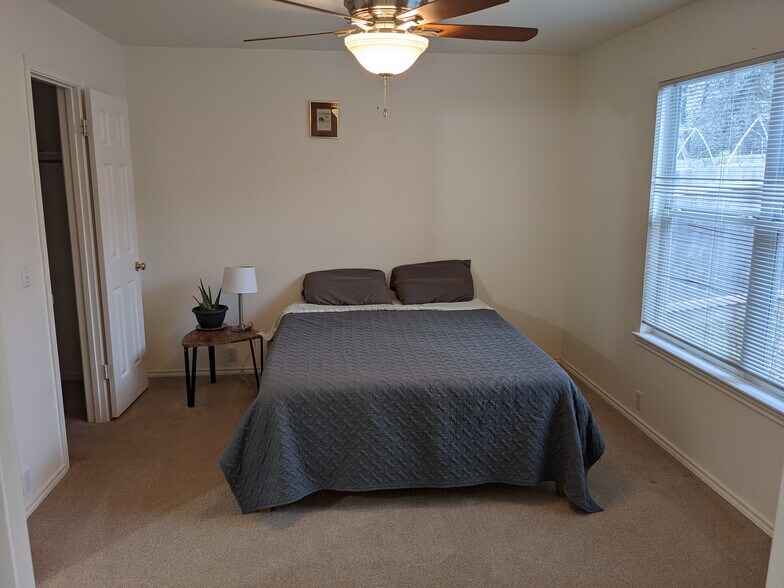 Master Bed - 2201 Kaiser Dr